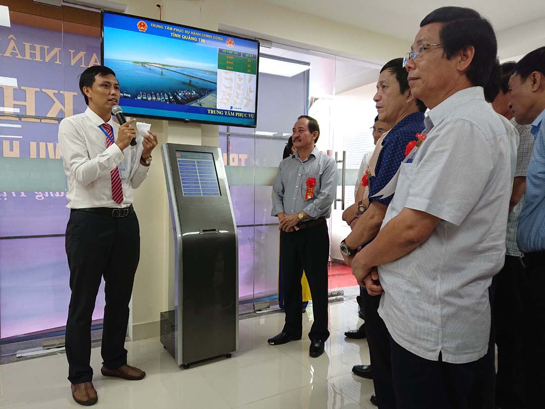 Ông Nguyễn Quân Chính, Phó chủ tịch UBND tỉnh Quảng Trị và cán bộ các sở ngành nghe giới thiệu về quy trình tiếp nhận hồ sơ thủ tục hành chính tại Trung tâm Phục vụ hành chính công