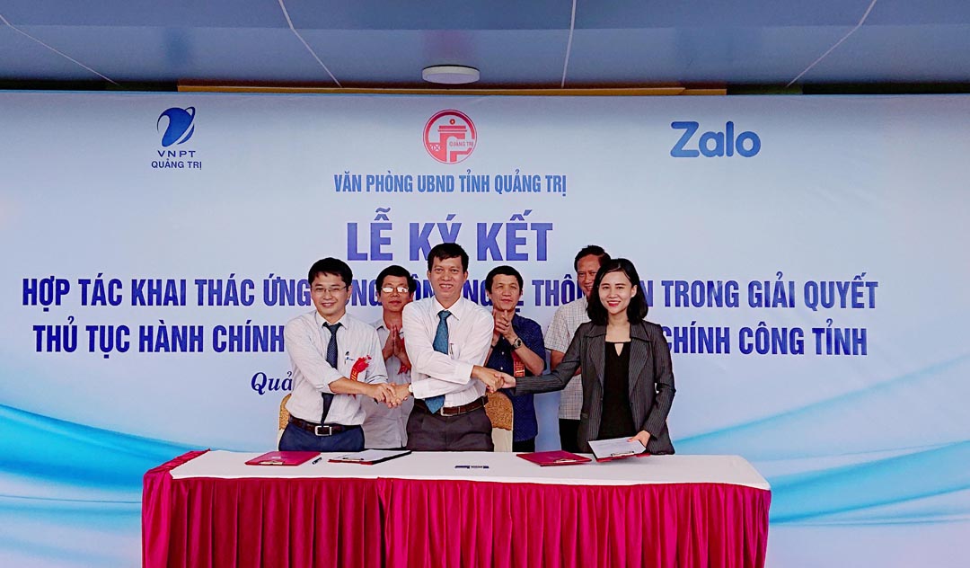 Đại diện văn phòng UBND tỉnh Quảng Trị, VNPT Quảng Trị và Zalo cùng ký kết hợp tác khai thác ứng dụng công nghệ thông tin trong giải quyết thủ tục hành chính tại Trung tâm Hành chính công tỉnh Quảng Trị