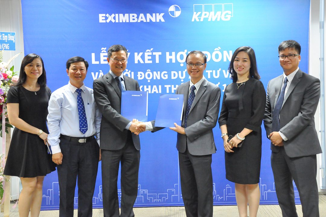 Hinh-Ông Nguyễn Hồ Hoàng Vũ (thứ 3 từ phải sang) - Phó tổng giám đốc Eximbank đại diện ký kết cùng ông Nguyễn Công Ái - Tổng giám đốc KPMG 