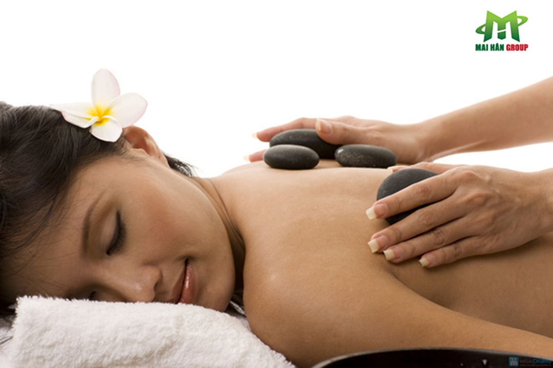 Massage đá nóng với tinh dầu massage