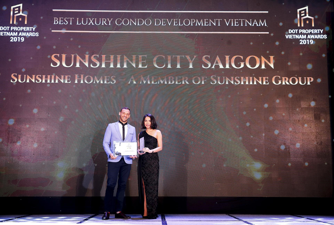 Đại diện Sunshine Group nhận giải “Dự án căn hộ hạng sang tốt nhất 2019” cho Sunshine City Sài Gòn tại Dot Property Vietnam Awards 2019