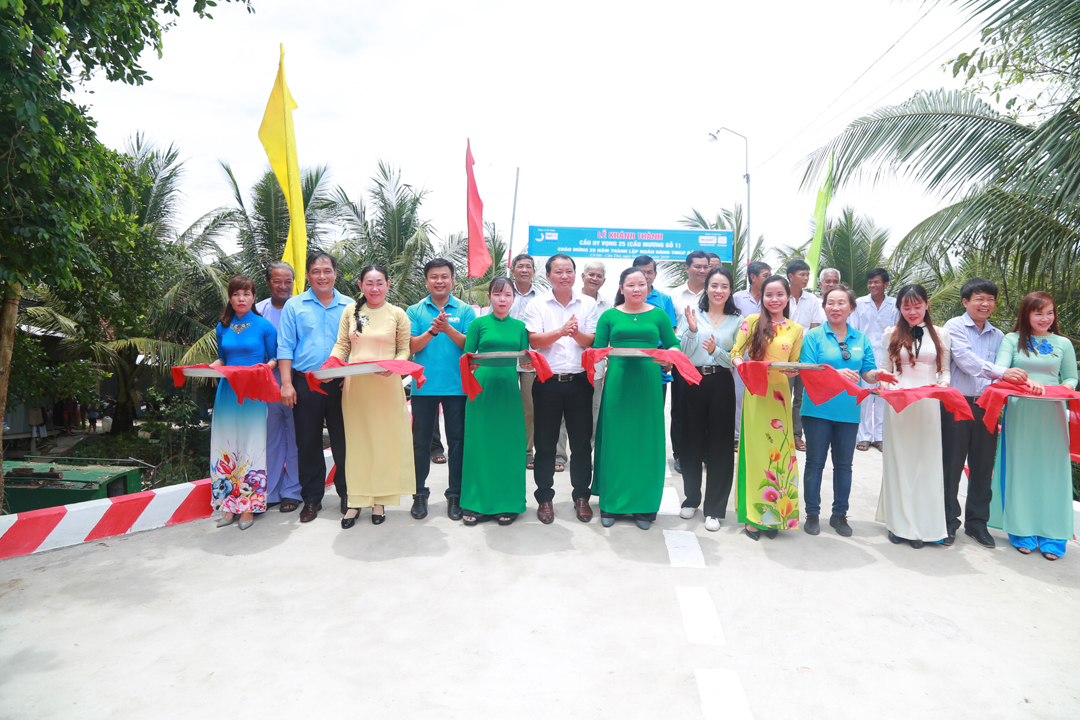 Đại diện nhà tài trợ, Đoàn Thanh niên và chính quyền địa phương cắt băng khánh thành cầu Hy Vọng 25