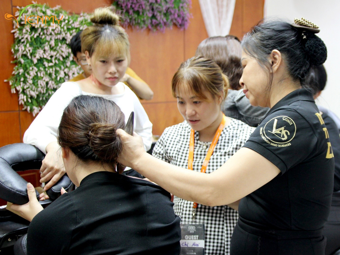 Một khóa học trị đau nhức đầu cổ vai gáy bằng cây ấn huyệt do Viên Mỹ tổ chức