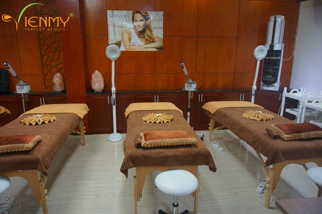 Giường massage và ghế kỹ thuật viên luôn phải có trong phòng dịch vụ chăm sóc da tại spa - thẩm mỹ viện