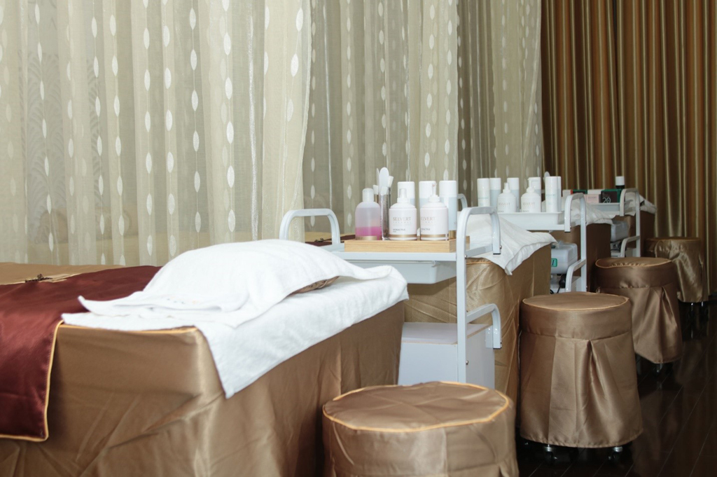 Rèm là phương tiện thường sử dụng để ngăn cách giữa 2 giường massage, tạo tính riêng tư cho khách hàng