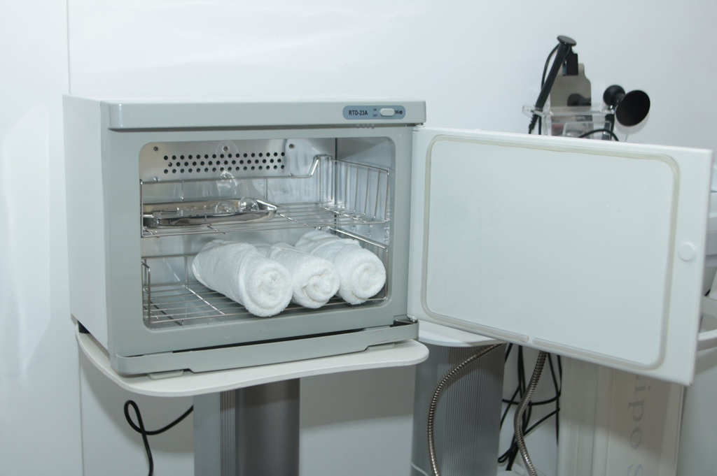 Tủ hấp khăn, tiệt trùng là thiết bị spa thường được bố trí trong phòng dịch vụ và vận hành liên tục