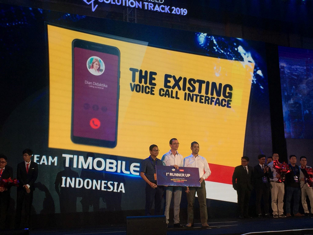 Ông Phùng Văn Cường, Tổng giám đốc Metfone trao giải thưởng cho đội đoạt giải nhì TiMobile (Indonesia)