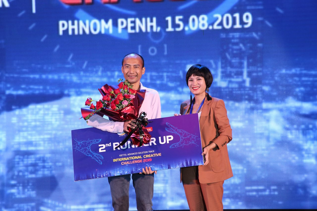 Bà Nguyễn Hà Thành, Trưởng ban Truyền thông Tập đoàn Công nghiệp - Viễn thông Quân đội Viettel trao giải ba cho đội Graam (Việt Nam)