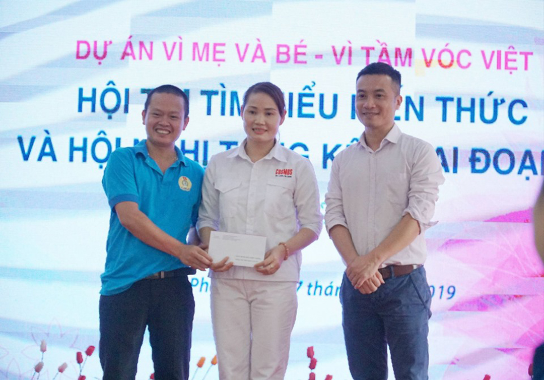 Ông Nguyễn Huy Việt, Quản lý Thương hiệu Tổ chức DKT International Inc., Công ty Sự Lựa Chọn Vàng (Golden Choice) trao giải Nhất cho đội đạt giải