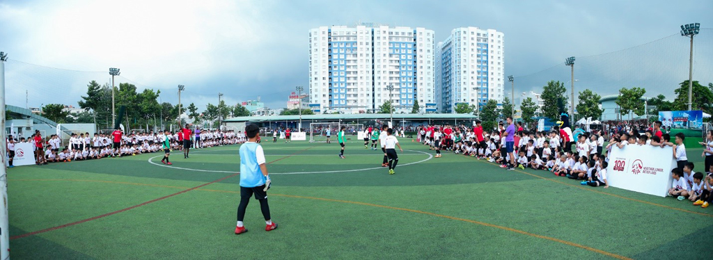 Thi đấu dưới bầu không khí sôi động với hàng nghìn khán giả và các bình luận viên nên mặc dù trời có mưa nhỏ nhưng các em vẫn thi đấu vô cùng “máu lửa” 