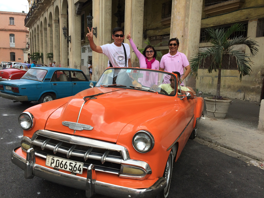Khách hàng của Du lịch Hoàn Mỹ trên xe cổ ở đường phố Havana (Cuba)