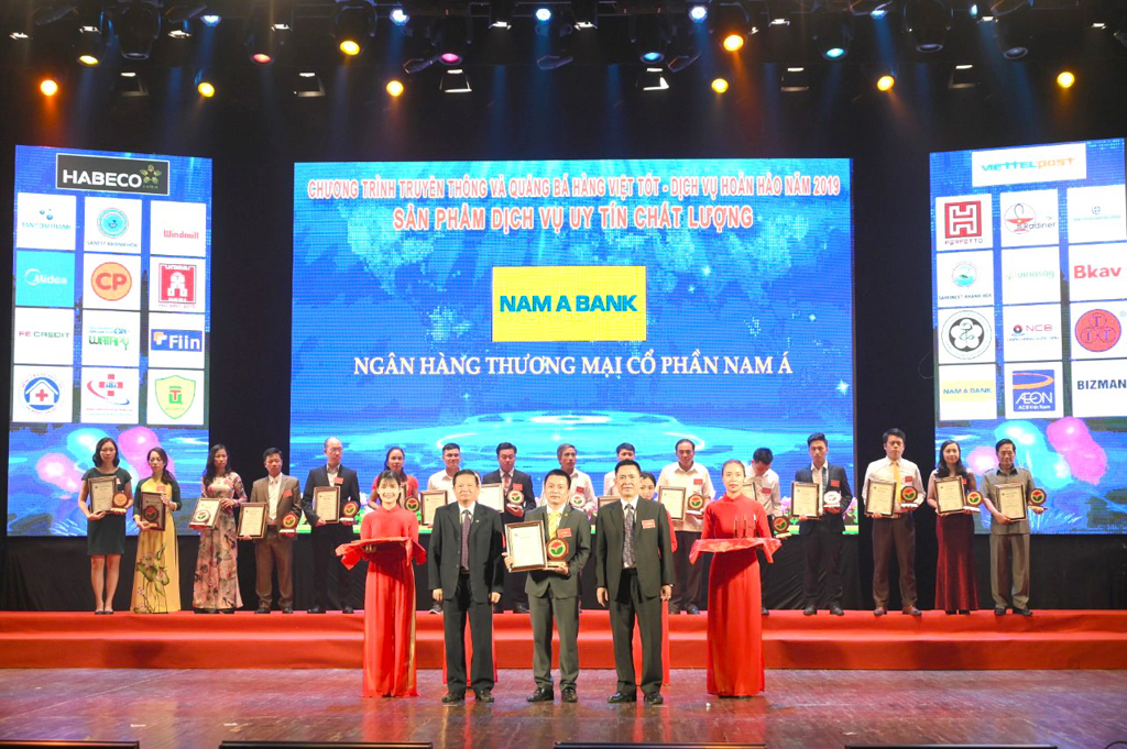 Ông Trần Trung Thái - đại diện Nam A Bank nhận giải thưởng Top 20 sản phẩm dịch vụ chất lượng tốt vì quyền lợi người tiêu dùng năm 2019