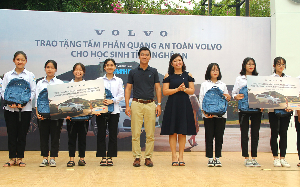 Bà Lưu Bảo Hương, Phó tổng giám đốc Công ty Volvo Việt Nam trao quà và tấm phản quang cho học sinh Nghệ An 