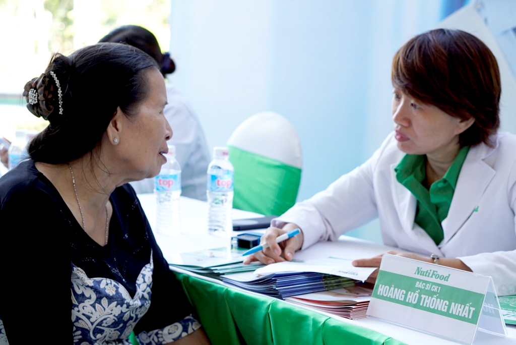 Chuyên gia dinh dưỡng Hoàng Hồ Thống Nhất tư vấn sức khỏe tại ngày hội