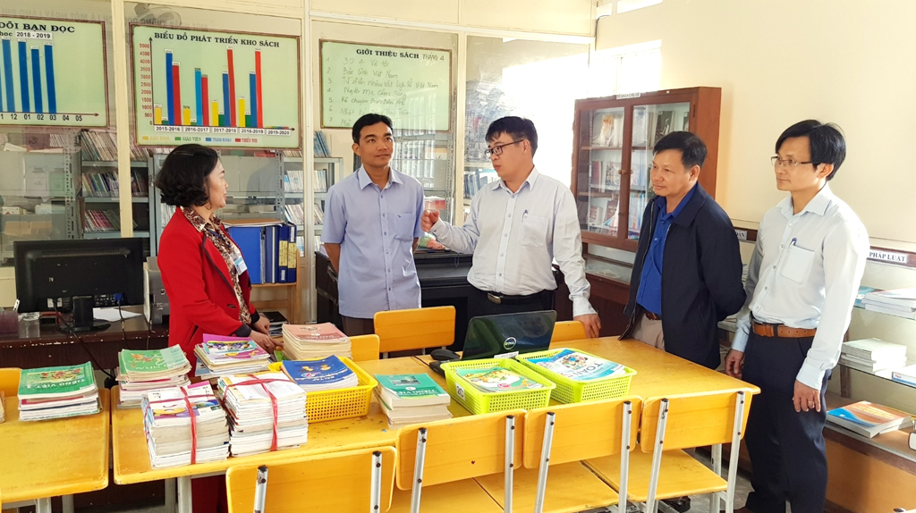 Bí thư Huyện ủy Đức Trọng - Nguyễn Ngọc Phúc (đứng giữa) đi thăm và kiểm tra công tác chuẩn bị năm học mới tại một trường học trên địa bàn 
