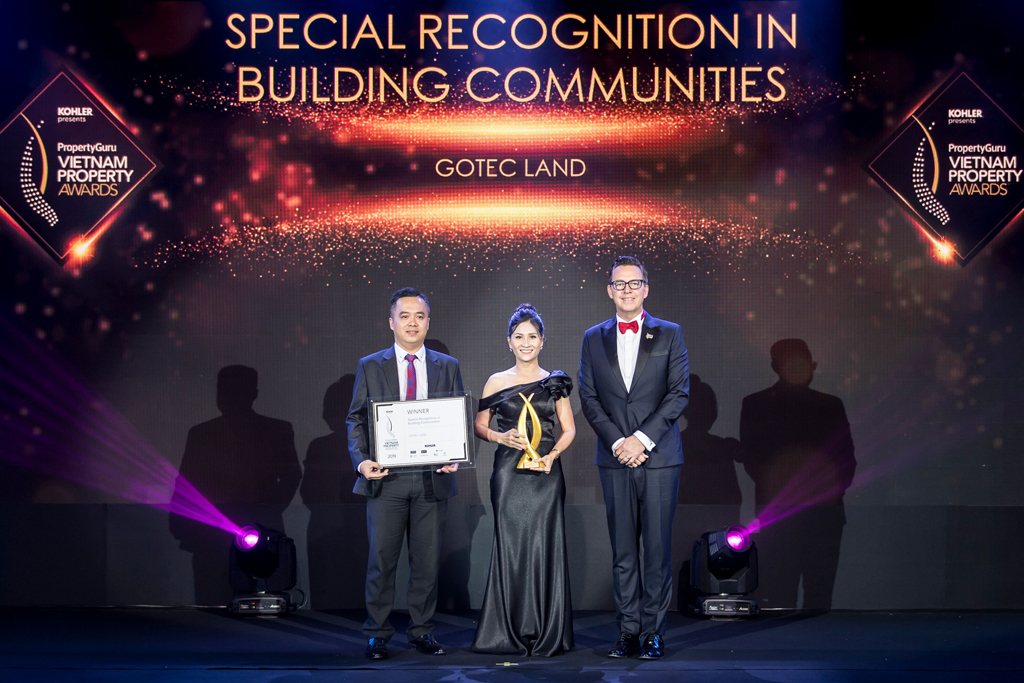 Đại diện Gotec Land nhận giải Special Recognition for Building Communities - Chứng nhận đặc biệt về việc xây dựng cộng đồng