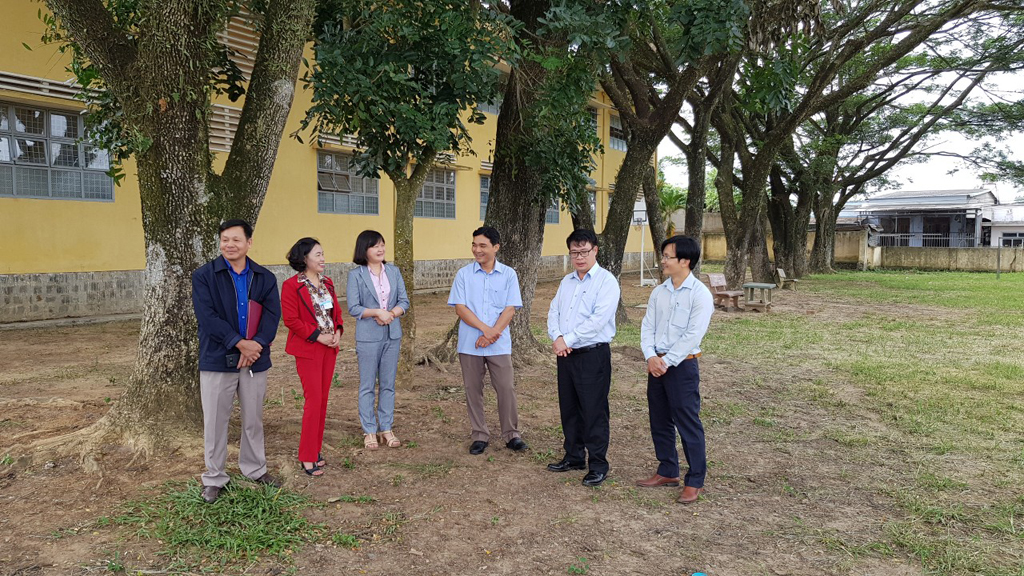 Bí thư Huyện ủy Đức Trọng - Nguyễn Ngọc Phúc cùng lãnh đạo các phòng chức năng thăm và trao đổi về việc đầu tư sân thể thao cho HS tại 1 trường học trên địa bàn