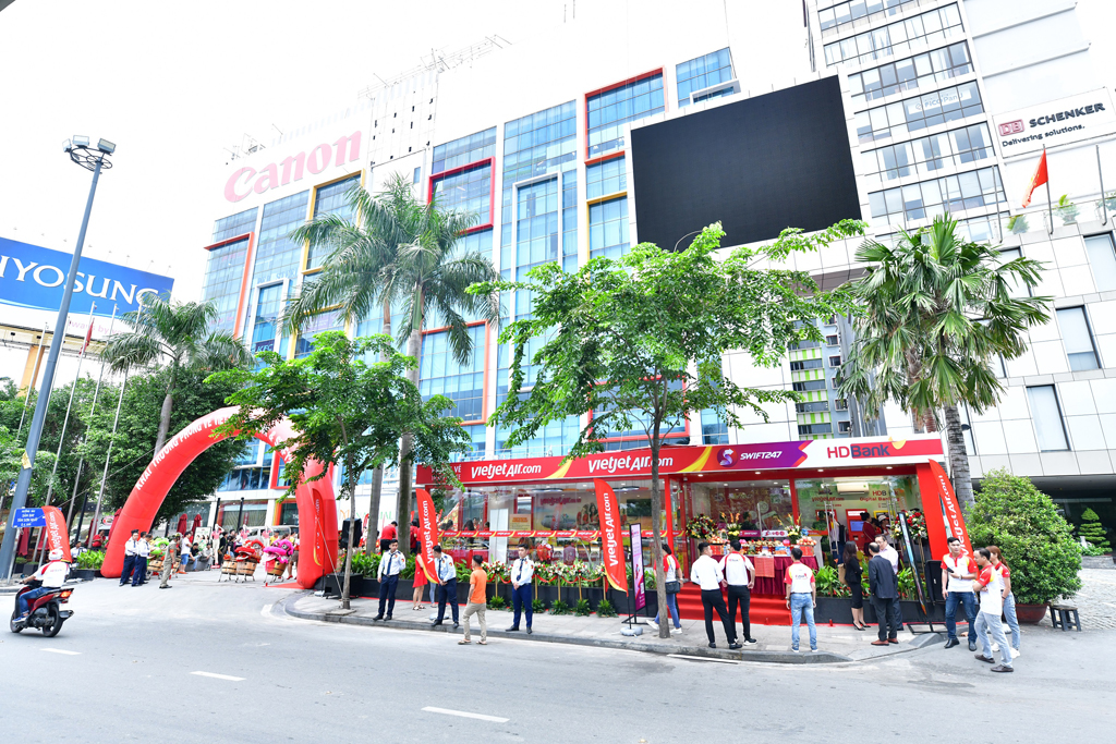 Cùng Khu vực Ngân hàng số HDBank 24/7, Vietjet khai trương Phòng vé hiện đại và Swift 247 ra mắt điểm giao nhận hàng hóa chuyển phát nhanh đầu tiên tại Việt Nam
