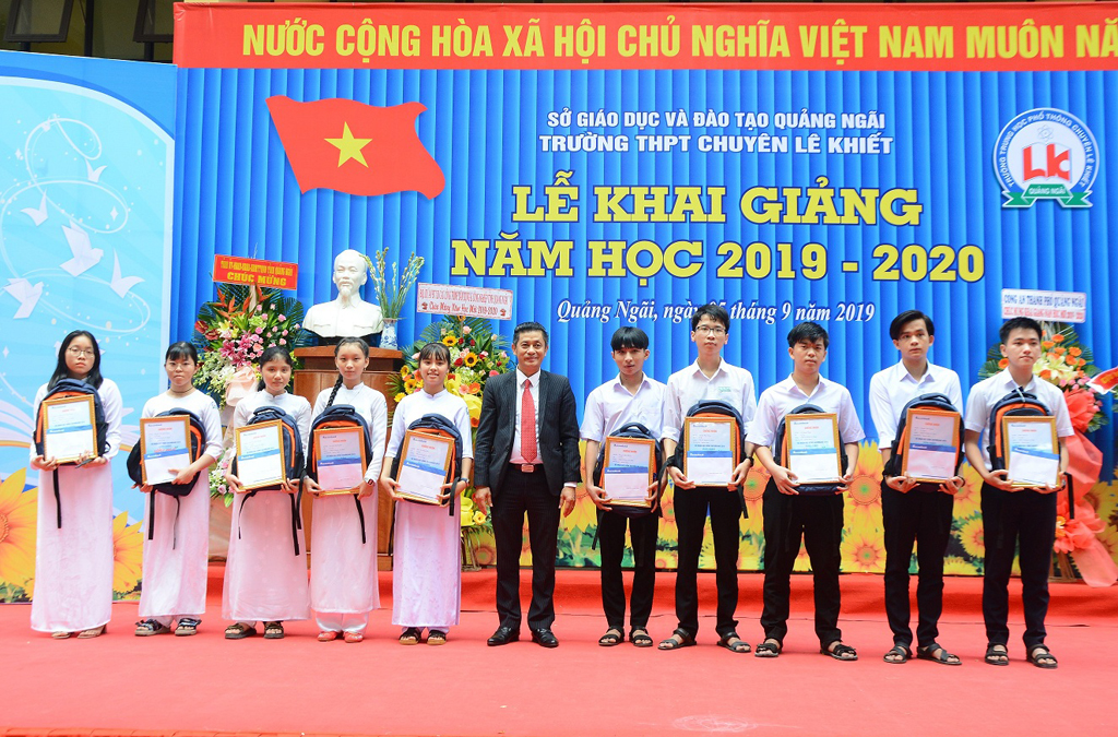 Ông Nguyễn Quang Tâm - Giám đốc Sacombank CN Quảng Ngãi trao học bổng Sacombank - Ươm mầm cho những ước mơ 2019 cho các em Trường THPT Chuyên Lê Khiết