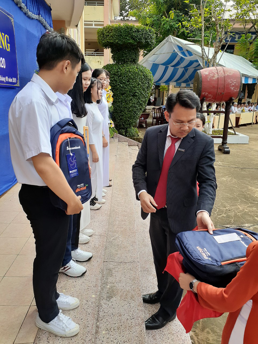 Ông Nguyễn Hoàng Anh Vũ - PGĐ Sacombank chi nhánh Bình Phước trao học bổng Sacombank - Ươm mầm cho những ước mơ 2019 cho các em tại Trường THPT Chuyên Quang Trung