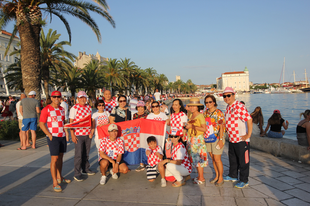 Đoàn khách của Du lịch Hoàn Mỹ trong màu áo Caro đỏ (Dubrovnik, Croatia)