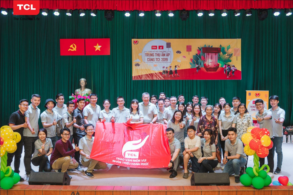 Ban giám đốc và các tình nguyện viên TCL chụp hình lưu niệm cùng Hội Bảo trợ Người Khuyết tật và trẻ mồ côi huyện Bình Chánh