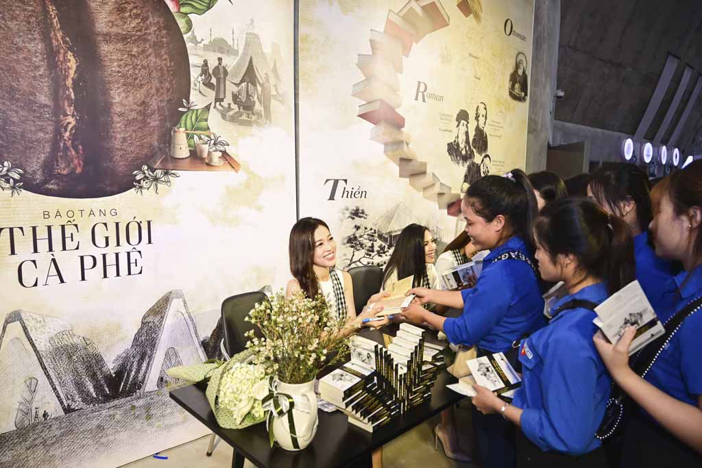 Á hậu Hoàng My, Á hậu Phương Nga ký tặng sách quý đổi đời cho thanh niên, người dân tại Bảo tàng Thế giới Cà phê Buôn Ma Thuột
