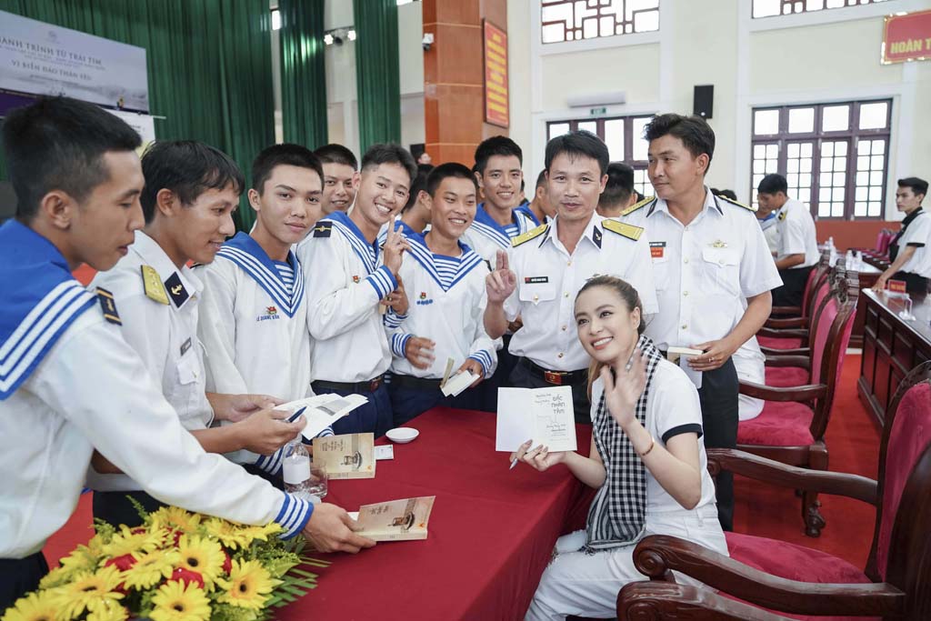 Ca sĩ Hoàng Thùy Linh ký tặng sách quý đến cán bộ, chiến sĩ Vùng 5 Hải quân - Phú Quốc - Kiên Giang, cô nói: "Cảm ơn Trung Nguyên Legend vì đã nghĩ đến những việc xa hơn cho 10 năm, 20 năm, 50 năm của đất nước”