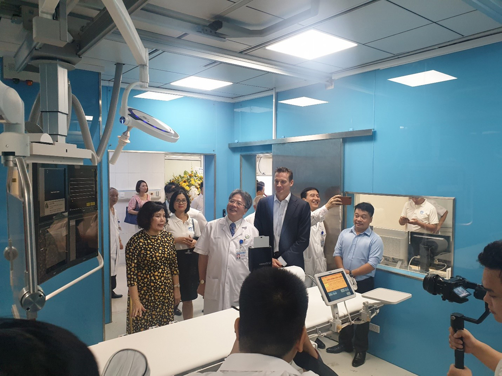 GS-TS Trần Bình Giang, Giám Đốc Bệnh viện Việt Đức dẫn đầu đoàn đại biểu tham quan phòng chụp mạch tại bệnh viện