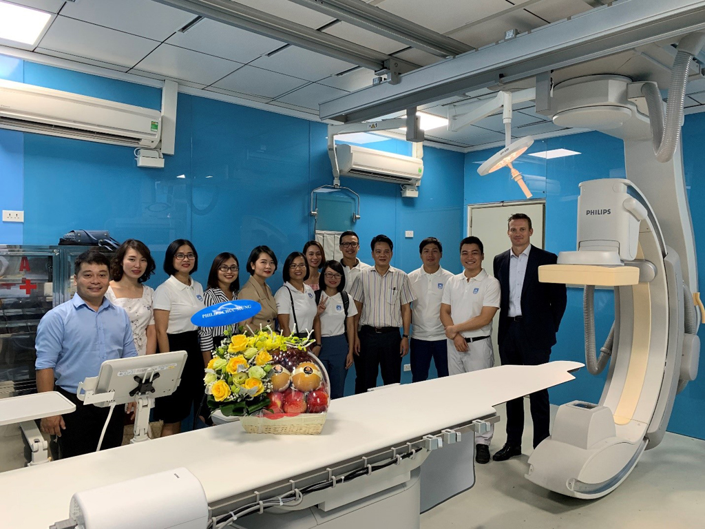  Đội ngũ nhân viên Philips và đối tác chụp ảnh kỷ niệm tại phòng chụp mạch hiện đại tại Bệnh viện Việt Đức