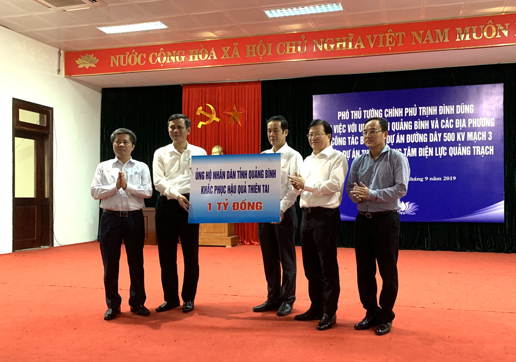 Phó thủ tướng cùng lãnh đạo trao quà ủng hộ nhân dân Quảng Bình bị lũ lụt