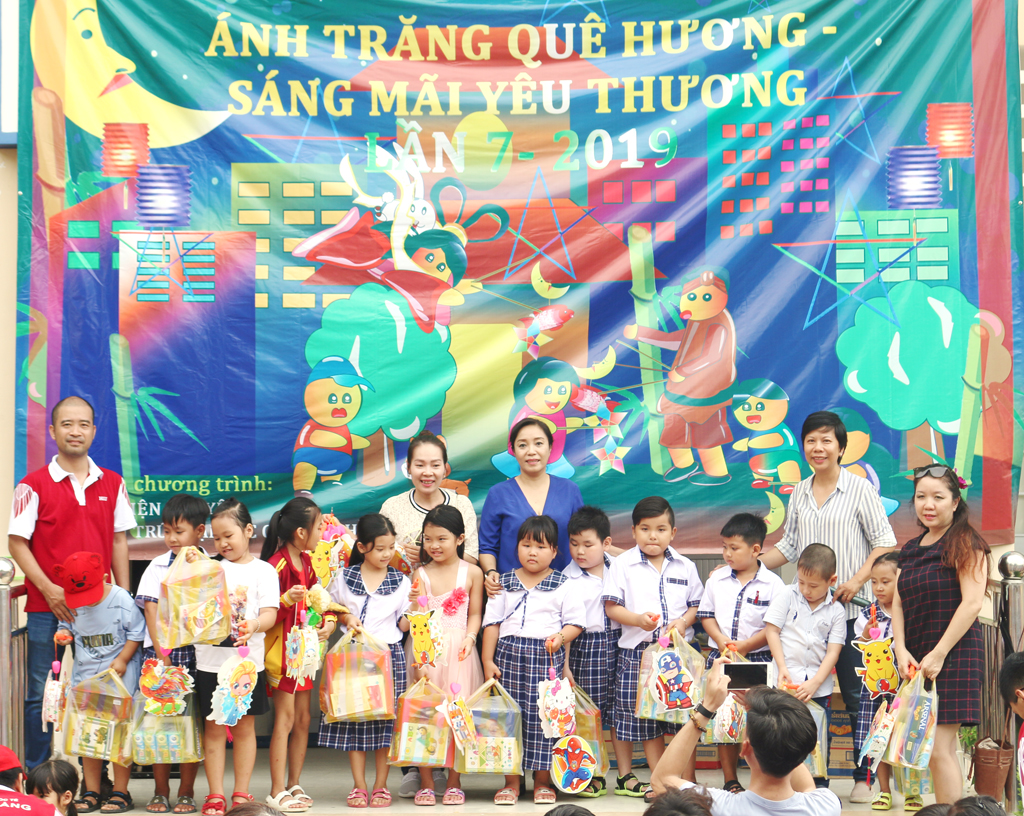 Thầy ThS-KTS Thái Đức Lịch - Phó trưởng khoa Kiến trúc HIU (bìa trái) và các em nhỏ ở Trà Vinh