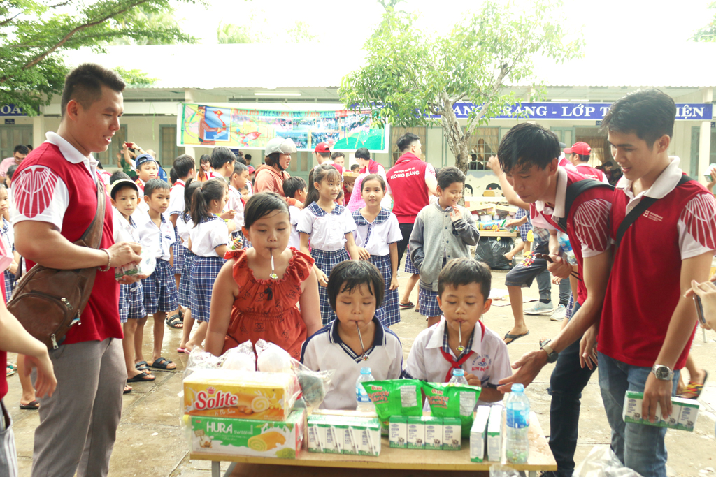 Sinh viên HIU tổ chức nhiều hoạt động vui chơi dành cho các em nhỏ ở Trà Vinh