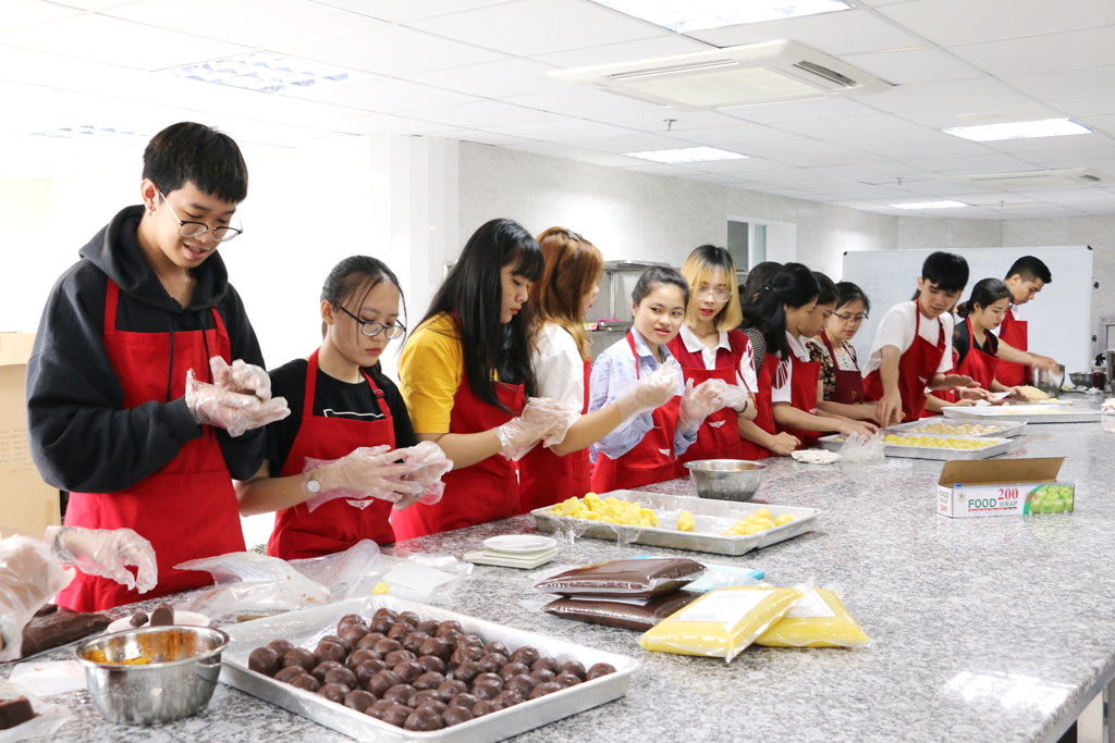 300 chiếc bánh Trung thu đã được các bạn tình nguyện viên tự làm tại Khu tổ hợp thực hành dành cho sinh viên Khách sạn và Nhà hàng HIU 