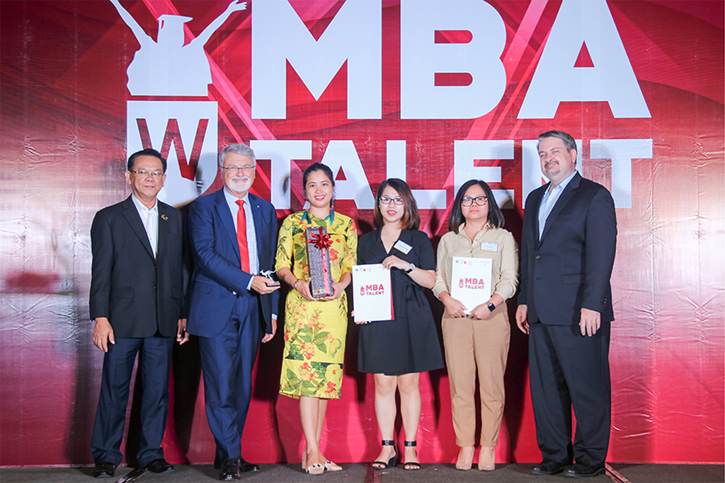 Đại diện Trường đại học Western Sydney và Viện ISB trao học bổng MBA Talent 2019 