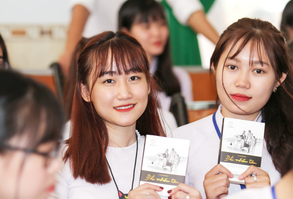 Những nụ cười hạnh phúc của sinh viên Trường CĐSP Tây Ninh khi nhận được sách 