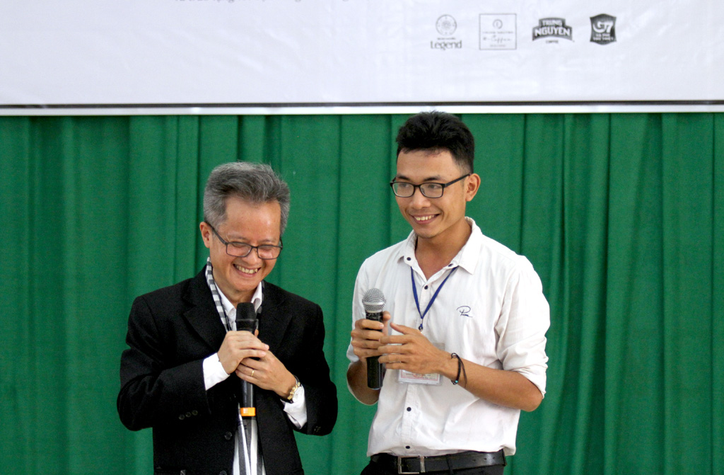 PGS-TS Trần Hữu Đức “đặc cách” cho chàng sinh viên khoa tiếng Anh Nguyễn Phước Duy chia sẻ câu chuyện khởi nghiệp của mình bằng một nhà sách 