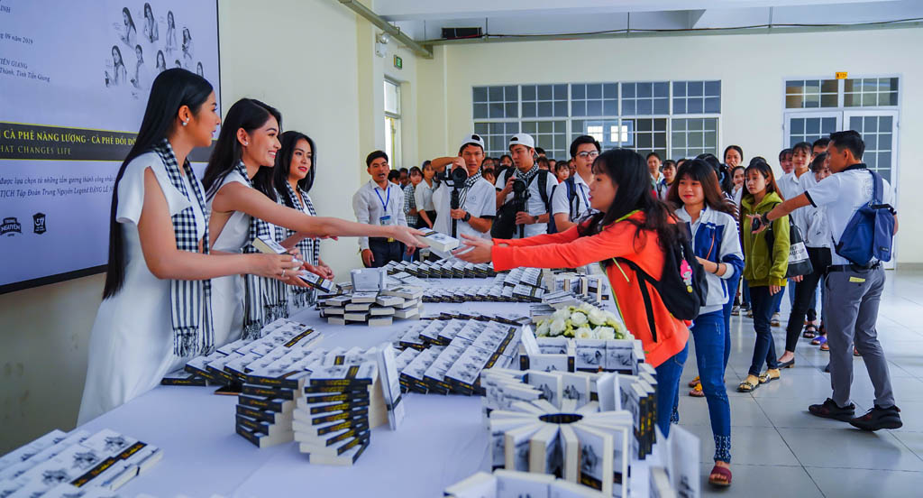 Hàng nghìn bạn trẻ ở tỉnh Tiền Giang đã tập trung tại ĐH Tiền Giang để nhận sách quý từ Tập đoàn Trung Nguyên Legend 