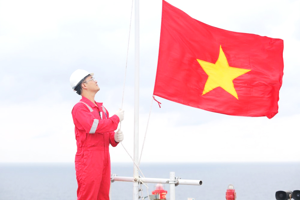 Chú thích ảnh: Lễ chào cờ trên dàn mỏ dầu khí