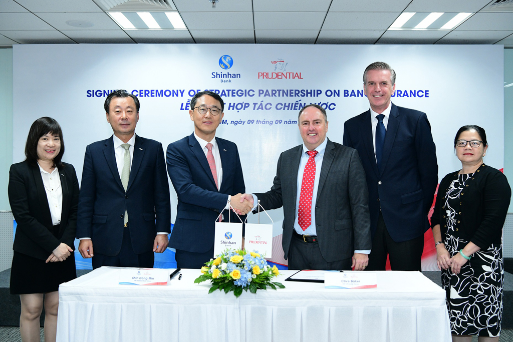 Ông Shin Dong Min -Tổng giám đốc của Ngân hàng Shinhan tại Việt Nam và ông Clive Baker -Tổng giám đốc Prudential Việt Nam ký kết thỏa thuận Hợp tác chiến lược 