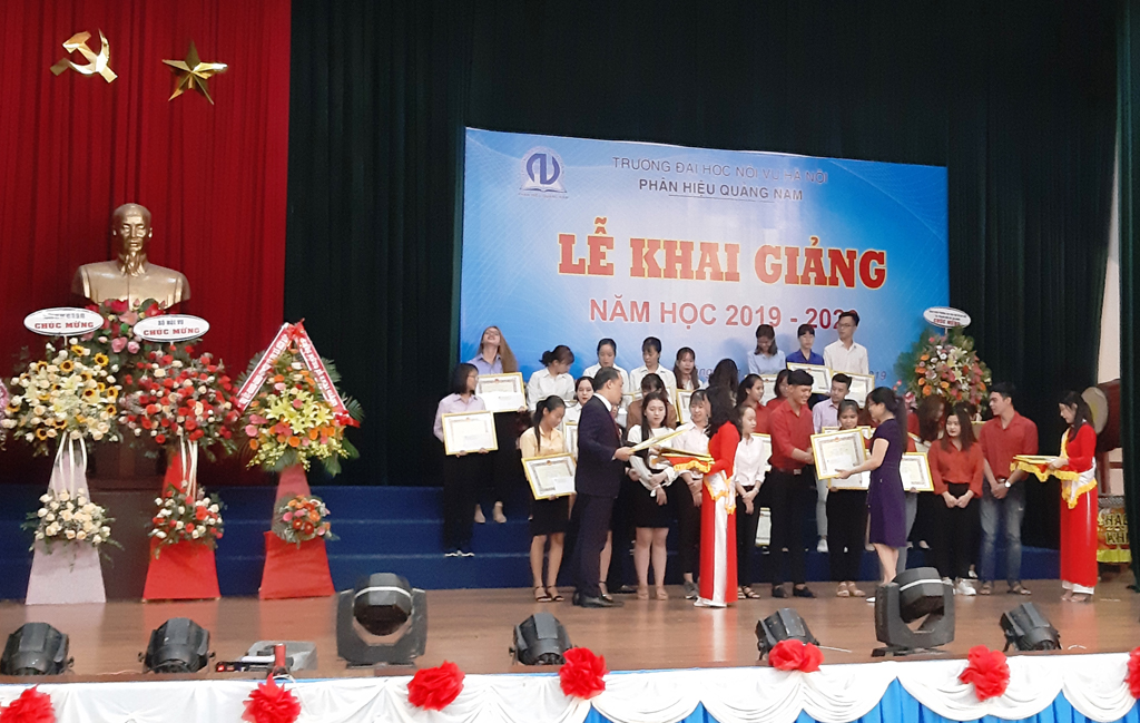 TS Nguyễn Mạnh Cường, Giám đốc Phân hiệu Quảng Nam trao thưởng cho sinh viên học giỏi năm học 2018-2019 