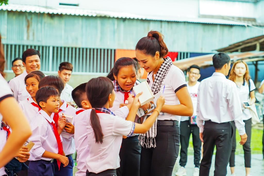 Hoa hậu Hương Giang tặng sách cho học sinh Trường THCS Vồ Dơi, H.Trần Văn Thời, tỉnh Cà Mau