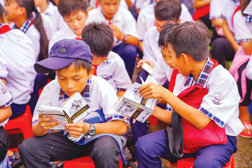 Học sinh Trường THCS Vồ Dơi đọc sách do Hành trình trao tặng