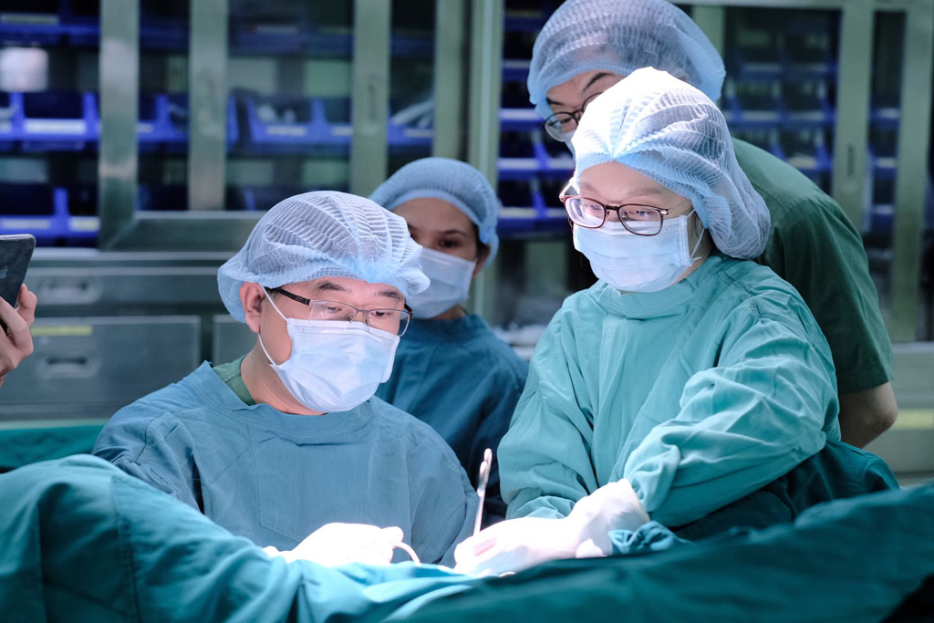 Các bác sĩ đang thực hiện Phẫu thuật nội soi cắt tử cung một lỗ qua lỗ tự nhiên tại Bệnh viện ĐHYD Shing Mark