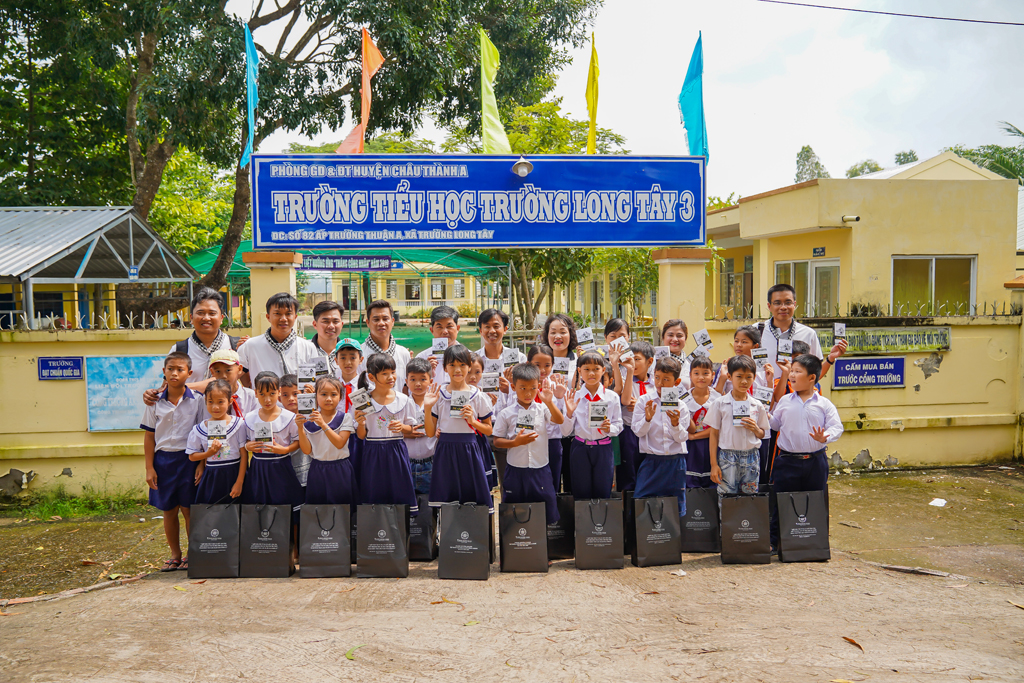 Tặng sách cho học sinh Trường tiểu học Trường Long Tây 3, xã Trường Thuận, H.Châu Thành A, tỉnh Hậu Giang