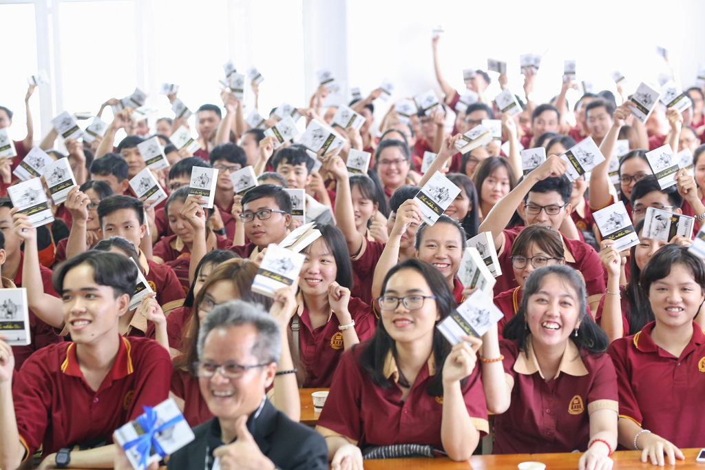 PGS-TS Trần Hữu Đức tặng sách cho các bạn sinh viên Trường ĐH Võ Trường Toản, tỉnh Hậu Giang