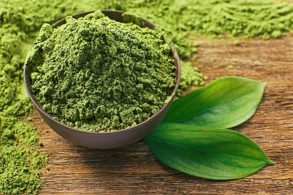 Bột trà xanh (matcha) là một gợi ý quen thuộc vì chứa nhiều thành phần chất chống ô xy hóa, các vitamin B, C và khoáng chất thiết yếu hữu ích cho da không chỉ ngăn ngừa lão hóa, mà còn giúp thanh lọc bụi bẩn, kháng khuẩn mang lại làn da mịn màng, sạch khỏe