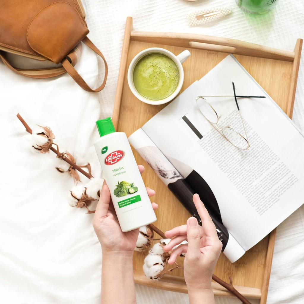 Sữa tắm Lifebuoy Matcha và Khổ qua giúp chống ô xy hóa và tăng khả năng diệt khuẩn, trong khi than hoạt tính và bạc hà giúp thanh lọc bụi bẩn, cho cảm giác mát lạnh, sạch mụn