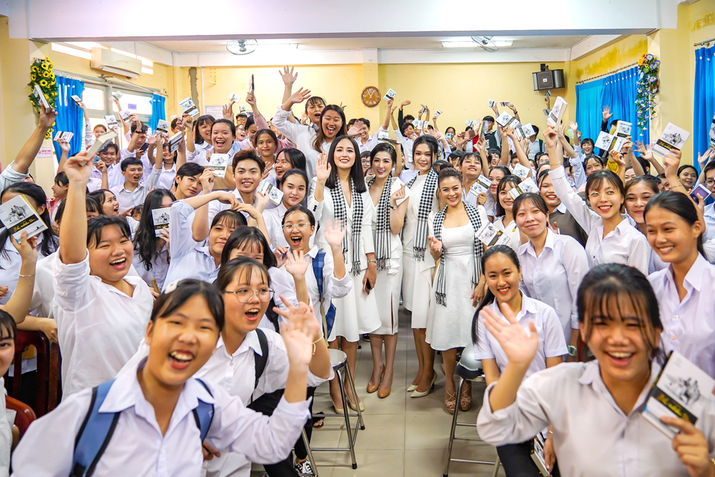 Học sinh Trường THPT Cao Lãnh 1, H.Cao Lãnh, tỉnh Đồng Tháp chụp hình lưu niệm với các hoa hậu và ca sĩ của Hành trình Từ Trái Tim