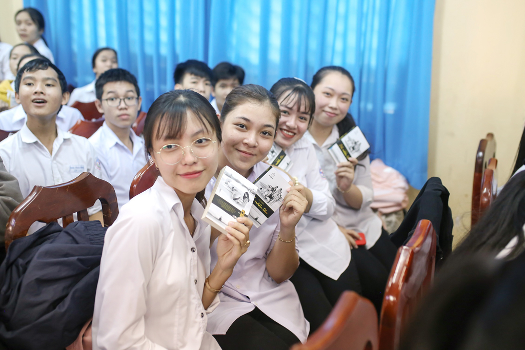 Học sinh tại Trường THPT Cao Lãnh 1 với sách quý của hành trình trao tặng 